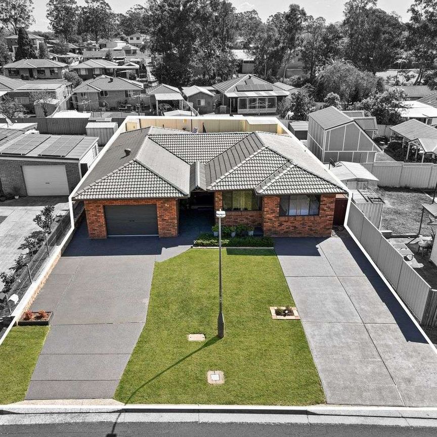 27 Larapinta Crescent, St Helens Park, NSW 2560 - Photo 1