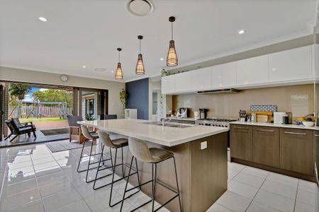 Stunning Family Home with Ducted Air Conditioning and Pool! - Photo 4