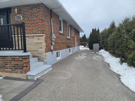 For Lease - 611 Newman Crescent, Whitby, Ontario - Photo 5