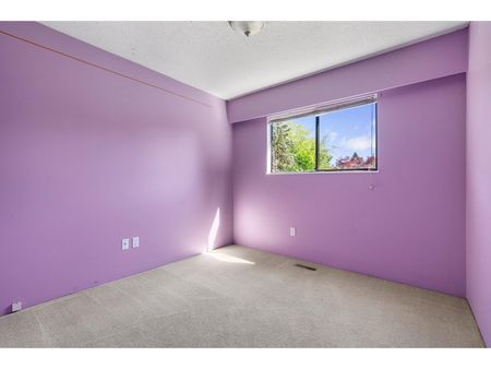 Four Bedroom House in Brookswood with Full Walk Out One Bedroom Suite - Photo 4