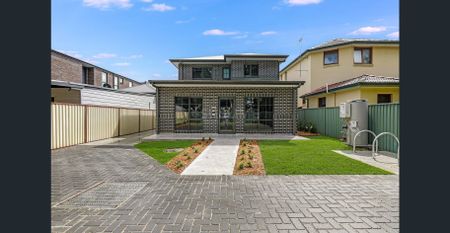 Fully furnished, air-conditioning and TV, Electricity, water and internet included in rental price and a veranda - Photo 3