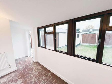 King Edward Avenue, Rainham, RM13 - Photo 3