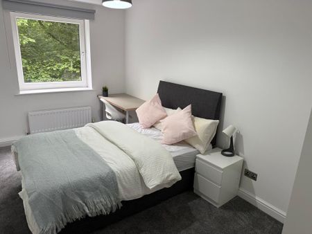 4 bedroom flat to rent - Photo 2