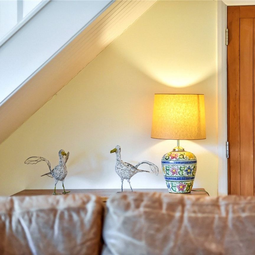 A superbly appointed detached property in a quiet cul-de-sac within the highly desirable sailing village of Itchenor became available to rent - Photo 1