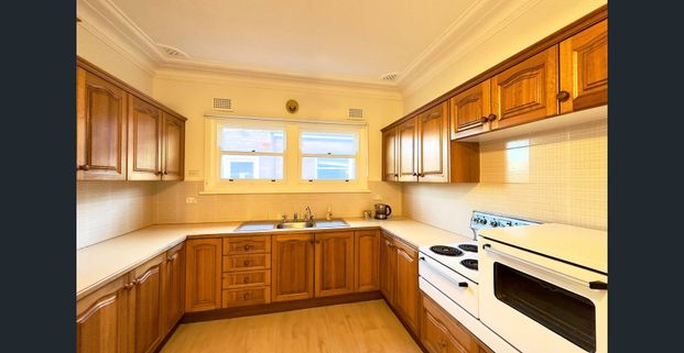 Beautiful 3-Bedroom Family Residence - Photo 1