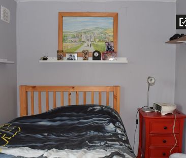 Bright room to rent in 2-bedroom flat in Crumlin, Dublin - Photo 5