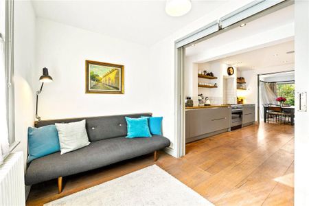 4 bedroom end of terrace house to rent - Photo 2