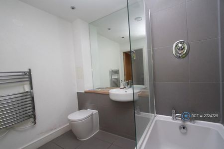 3 bedroom flat to rent - Photo 3