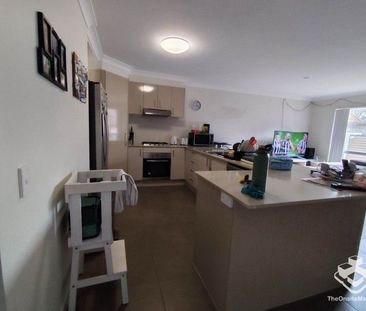 Master bedroom with private ensuite - Photo 3