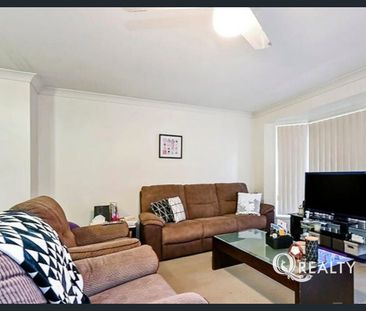 🏡 Spacious Family Home In Great Location - Photo 4