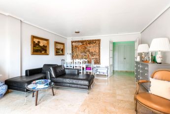 Spacious 4 bed penthouse, furnished and equipped in Marbella, near the Dunes of Artola and Cabopino