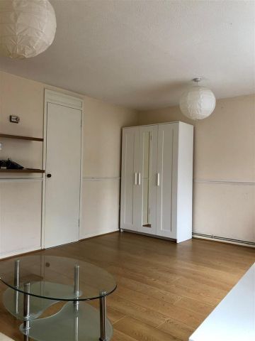 3 Bed Terraced House, Birch Close, E16 - Photo 2