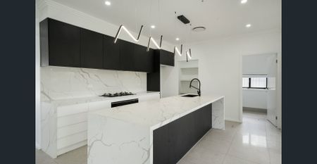 EXECUTIVE FAMILY HOME WITH MULTIPLE LIVING AREAS !!! - Photo 3