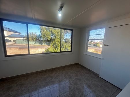 To register & apply for this property, please use this link: https://snug. com/ - Photo 3