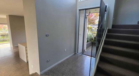 Spacious 3-Bed, 2.5 bath home with Double Garage - Photo 5