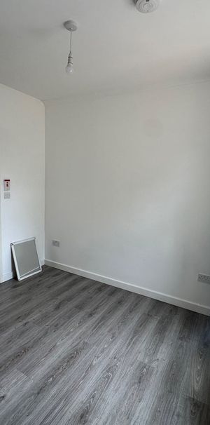 Room in a Shared House, Sweet Briar Walk, N18 - Photo 1