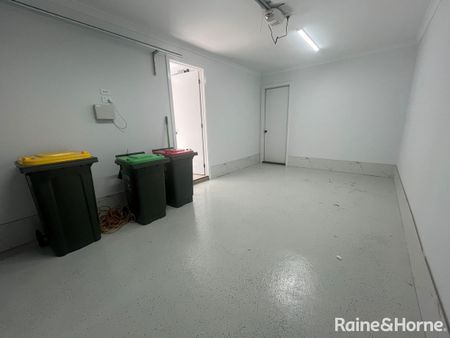 Brand New 2 bedroom plus study Townhouse in central location close to everything... - Photo 2