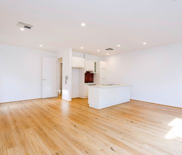 Modern 3 bedroom home, offering spacious and low maintenance living - Photo 2