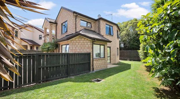 Large family home with - Rock Solid Location - Photo 1