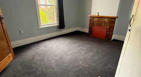 Downstairs Apartment - Photo 3