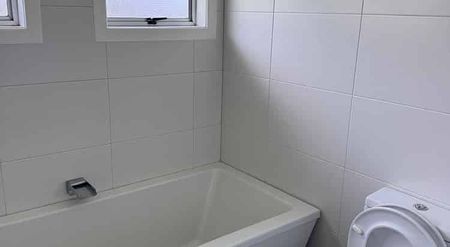 Charming 4BR lifestyle Home w/ Courtyard & Deck - Photo 5