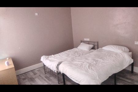 6 Bed Terraced House, Fourth Avenue, E12 - Photo 5