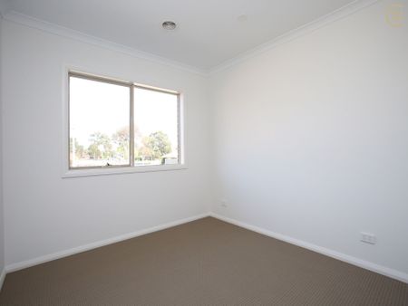 Spacious&comma; Central and Ready to Enjoy&excl; - Photo 2