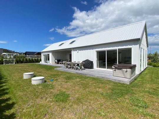 Contemporary family home - Photo 1