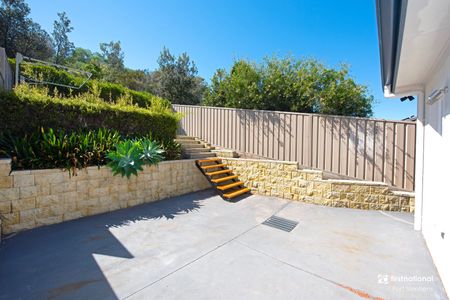 Modern three bedroom duplex with stunning water views - Photo 5