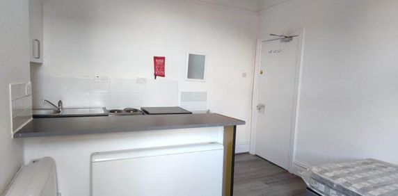 Studio to rent - Photo 2