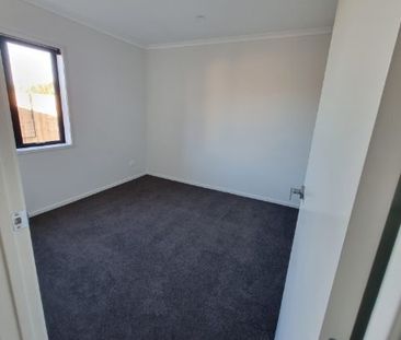 Beautiful and Modern - Delightful Family Home! - Photo 3