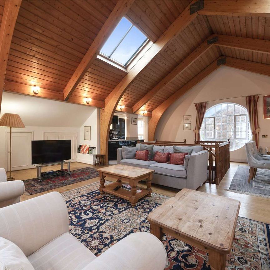 A charming two bedroom penthouse arranged over the second and third floors of this Victorian warehouse conversion located in the heart of Wapping. - Photo 1