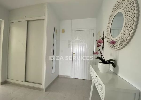 Sea front apartment of 2 bedrooms to rent in Es Vive, Ibiza