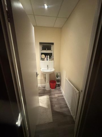 1 bedroom in a house share to rent - Photo 3