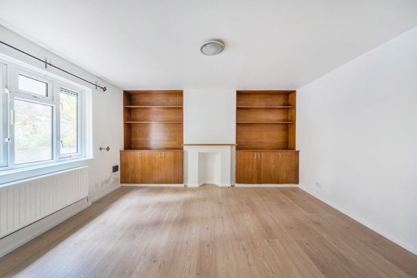 Argyll House is convenient for the open greens of Ham and Richmond Park. The River Thames is also moments away and Richmond and Kingston's town centres are easily accessible by bus. - Photo 1