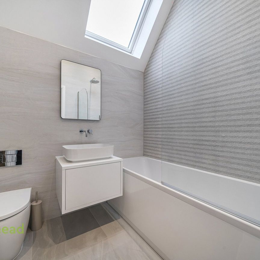 The Grove, Coulsdon, CR5 - Photo 1