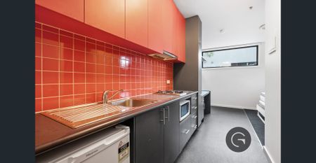 Perfect For Any Student with Large Courtyard - Photo 2