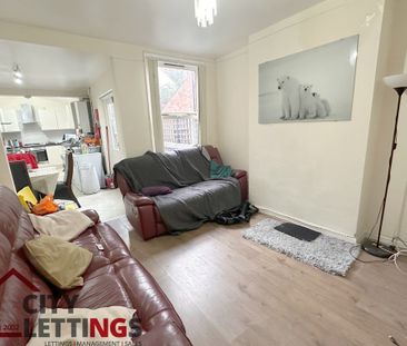 6 Bedroom Mid Terraced House - Photo 2