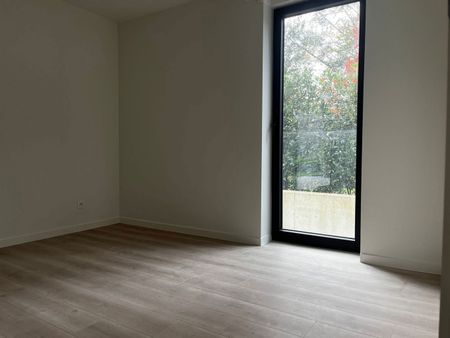 Gelijkvloers appartement met 2 slaapkamers, tuintje/terras. - Photo 2