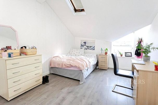 4 bedroom flat to rent - Photo 1