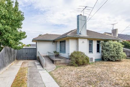 Comfort, Character & Convenience – Your New Home in Preston! - Photo 3