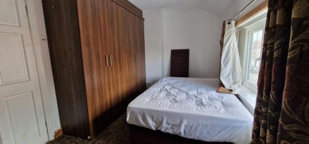 4 bedroom semi-detached house to rent - Photo 3