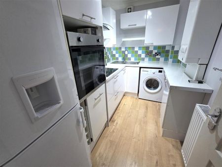 3 bedroom flat to rent - Photo 4
