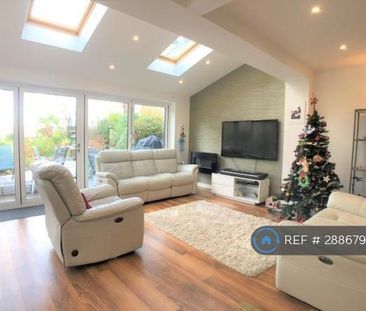 4 bedroom semi-detached house to rent - Photo 3