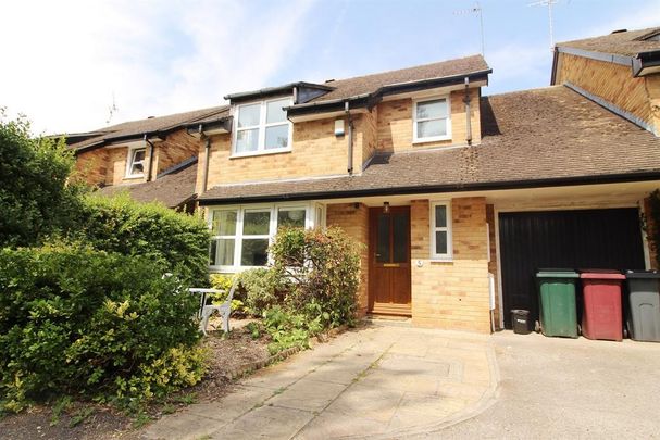 4 bedroom link detached house to rent - Photo 1