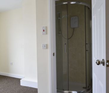 Two Bedroom Flat- Walk to Kings Chase Shopping Centre - Photo 2