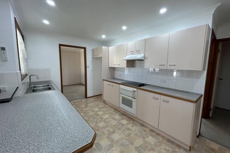 NEAT AND TIDY 4 BEDDER IN LAKESIDE! - Photo 4