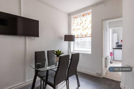 2 bedroom flat to rent - Photo 2