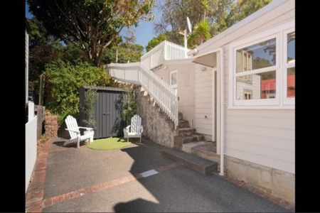 Charming Cottage in Thorndon – Walk to CBD & Botanic Gardens! - Photo 3