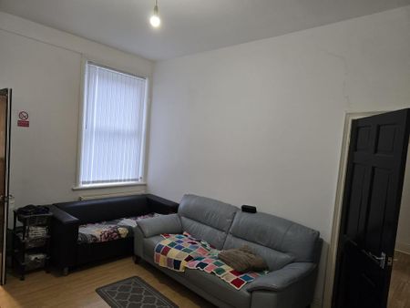 2 bedroom flat to rent - Photo 4